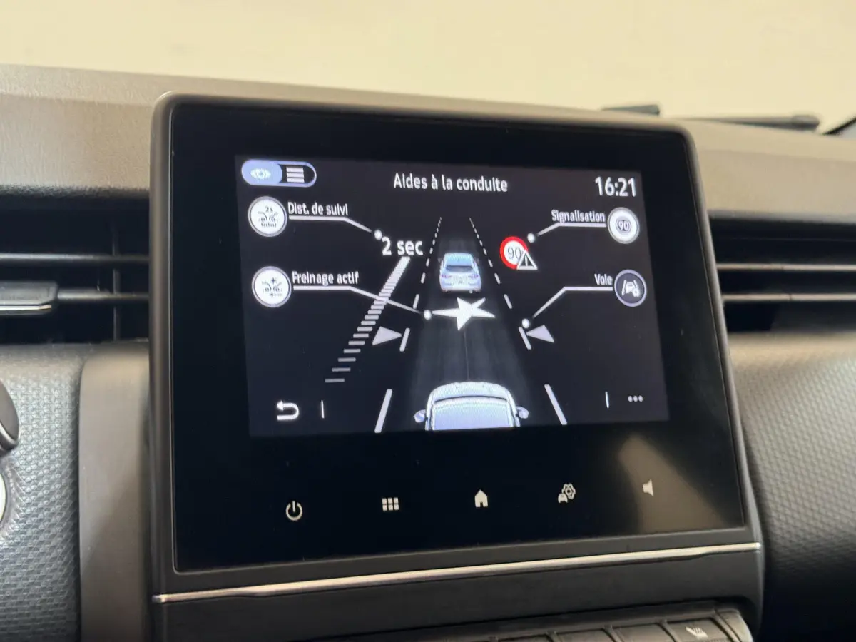 Écran tactile central de la Renault Clio Intens noir 2020 affichant les aides à la conduite en gros plan.