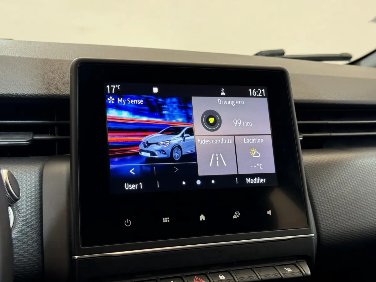 Écran tactile central affichant l'interface multimédia dans l'habitacle d'une Renault Clio Intens noir de 2020