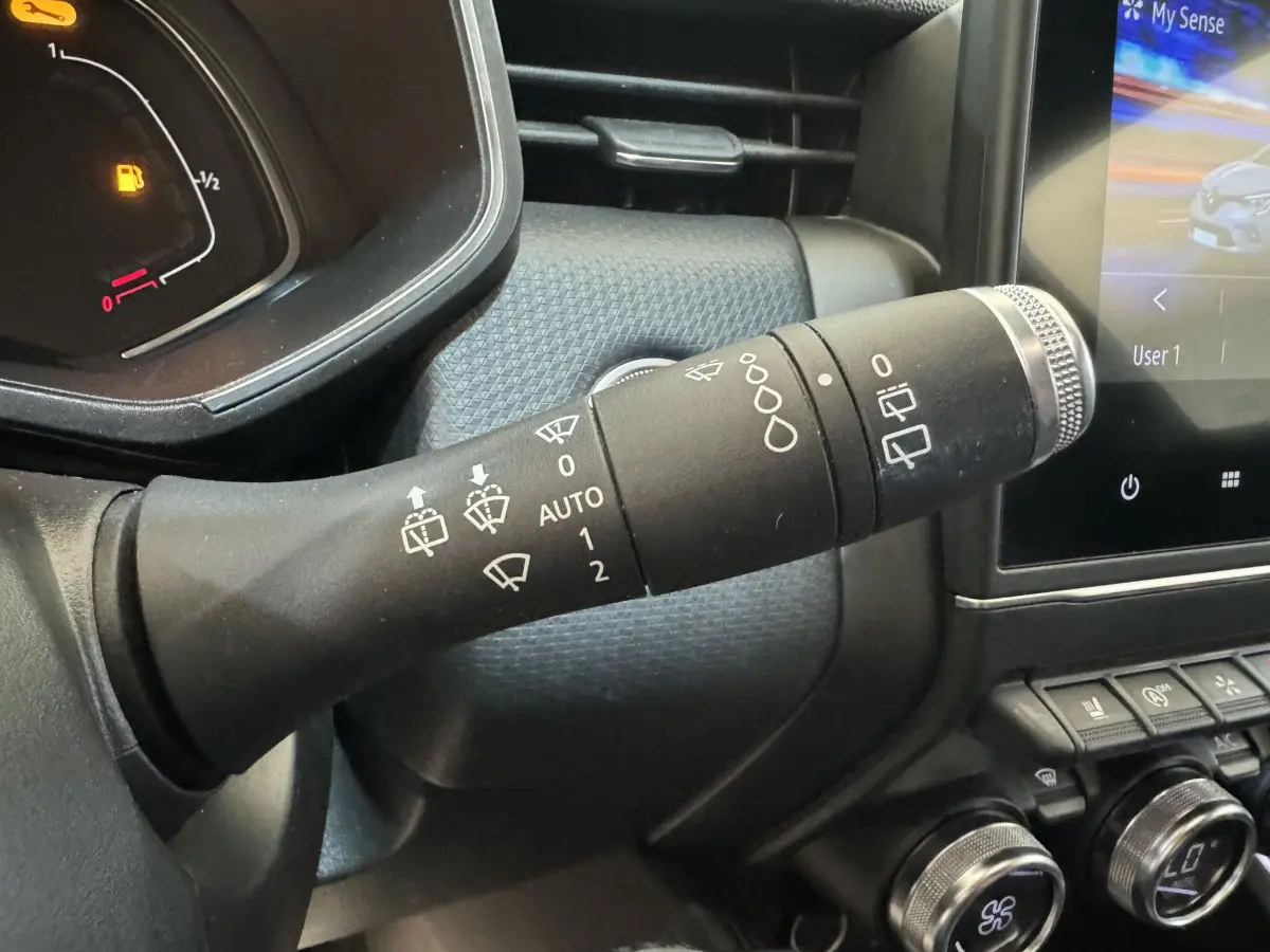 Gros plan sur la commande d'essuie-glaces dans l'habitacle noir de la Renault Clio Intens TCe 100 2020.