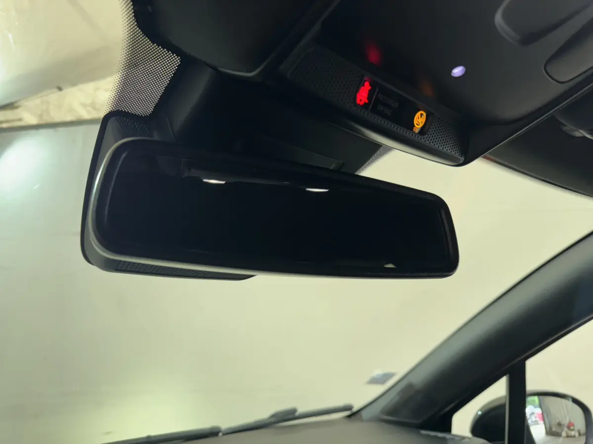 Gros plan sur le rétroviseur intérieur noir de la Renault Clio Intens TCe 100, vue côté conducteur.