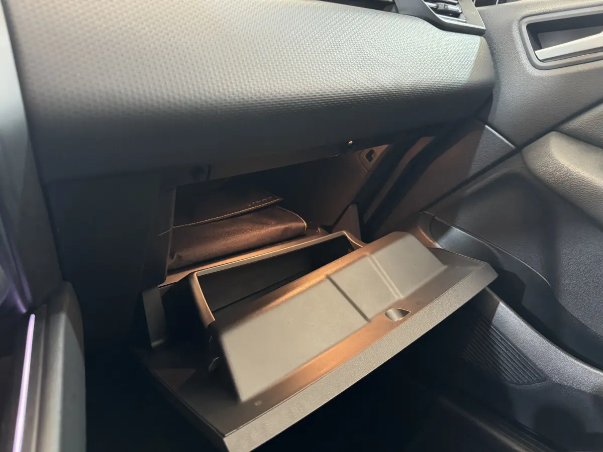 Gant de boîte à gants ouvert côté passager dans l'habitacle noir d'une Renault Clio Intens TCe 100 2020