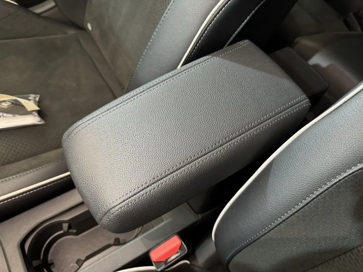 Accoudoir central en cuir noir avec surpiqûres blanches dans l'habitacle de la Renault Clio Intens TCe 100 2020.