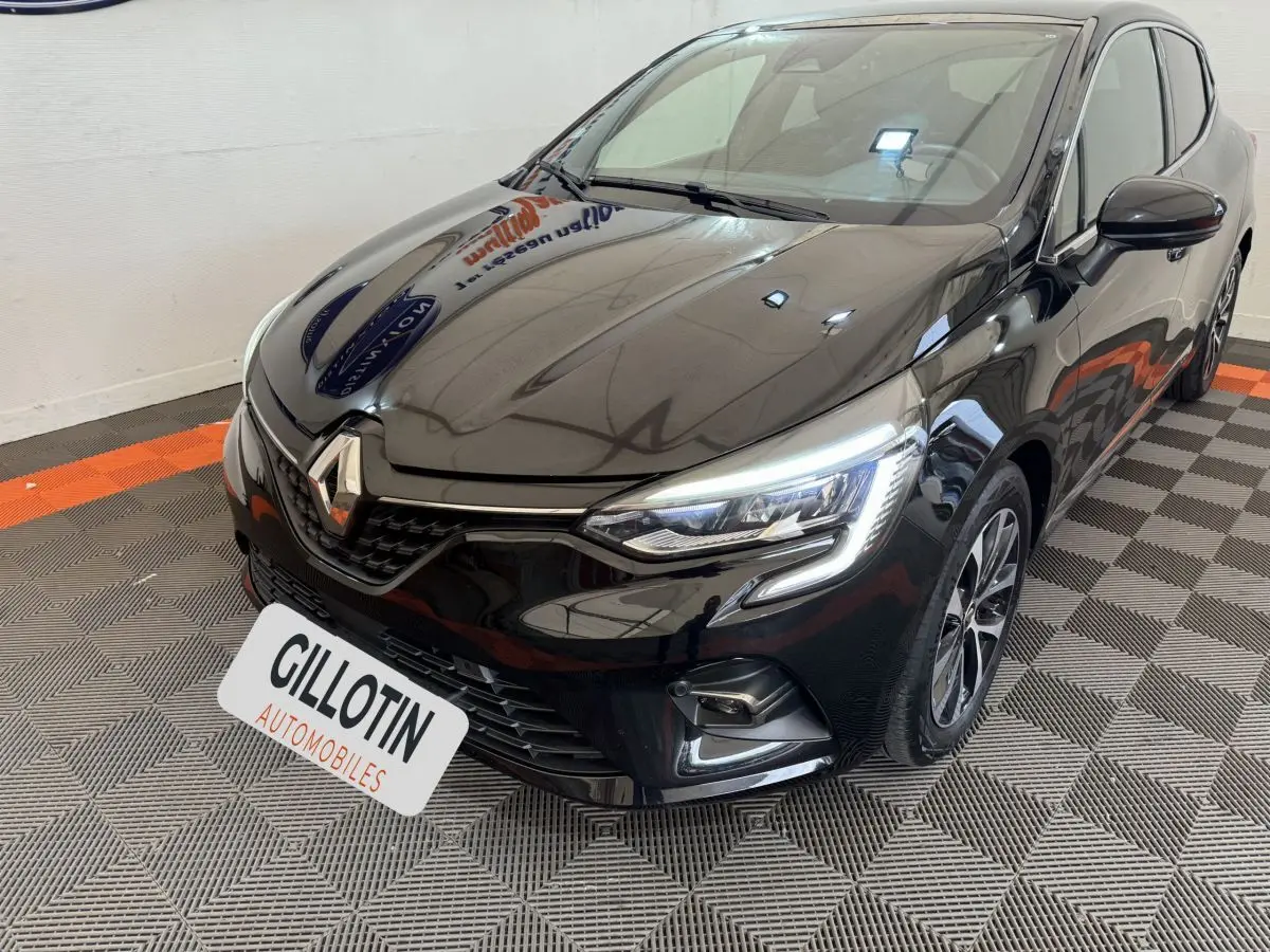 Renault Clio Intens TCe 100 noire vue 3/4 avant droit avec phares LED et jantes alliage distinctives.