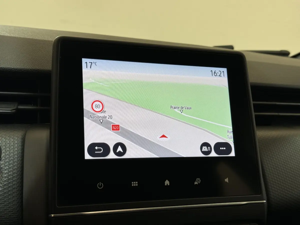 Écran tactile central de la Renault Clio Intens noir 2020 affichant la navigation avec température extérieure à 17°C.