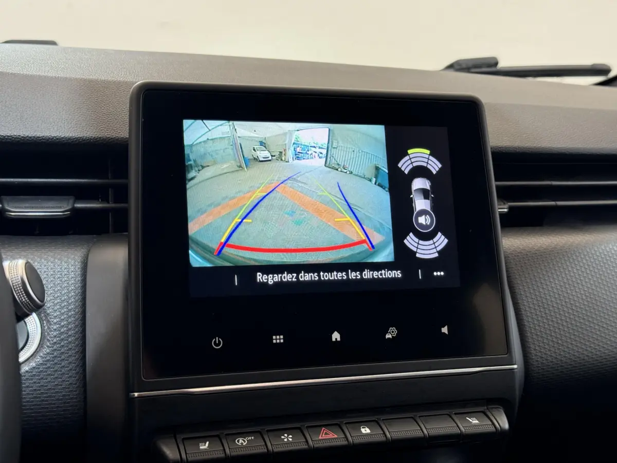 Écran tactile central de la Renault Clio Intens 2020 montrant la caméra de recul avec guidage et capteurs de stationnement.