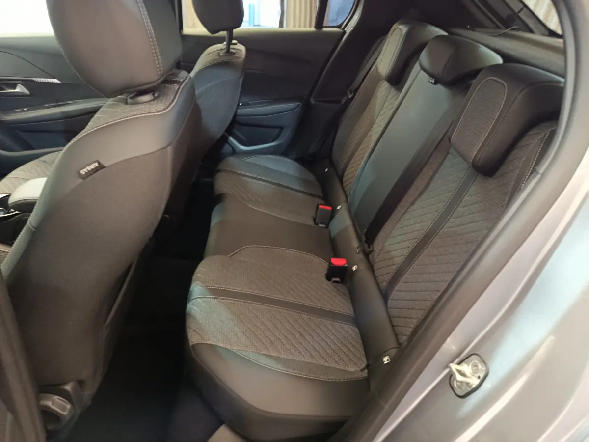 Vue intérieure côté droit sur la banquette arrière gris foncé et tissu matelassé de la Peugeot 208 PureTech 100 S&S Allure 2025.