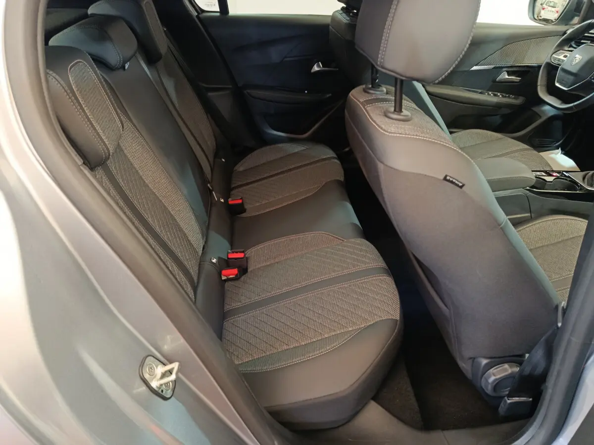 Vue intérieure côté gauche sur la banquette arrière gris foncé avec sellerie mixte tissu et cuir du Peugeot 208 2025.