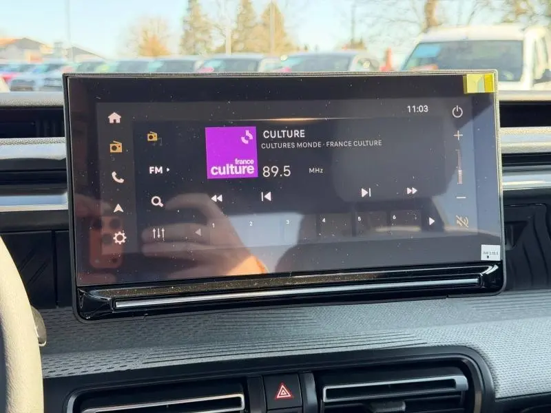 Écran tactile central du tableau de bord du Citroën C3 Aircross 2026 affichant la radio FM sur fond noir.