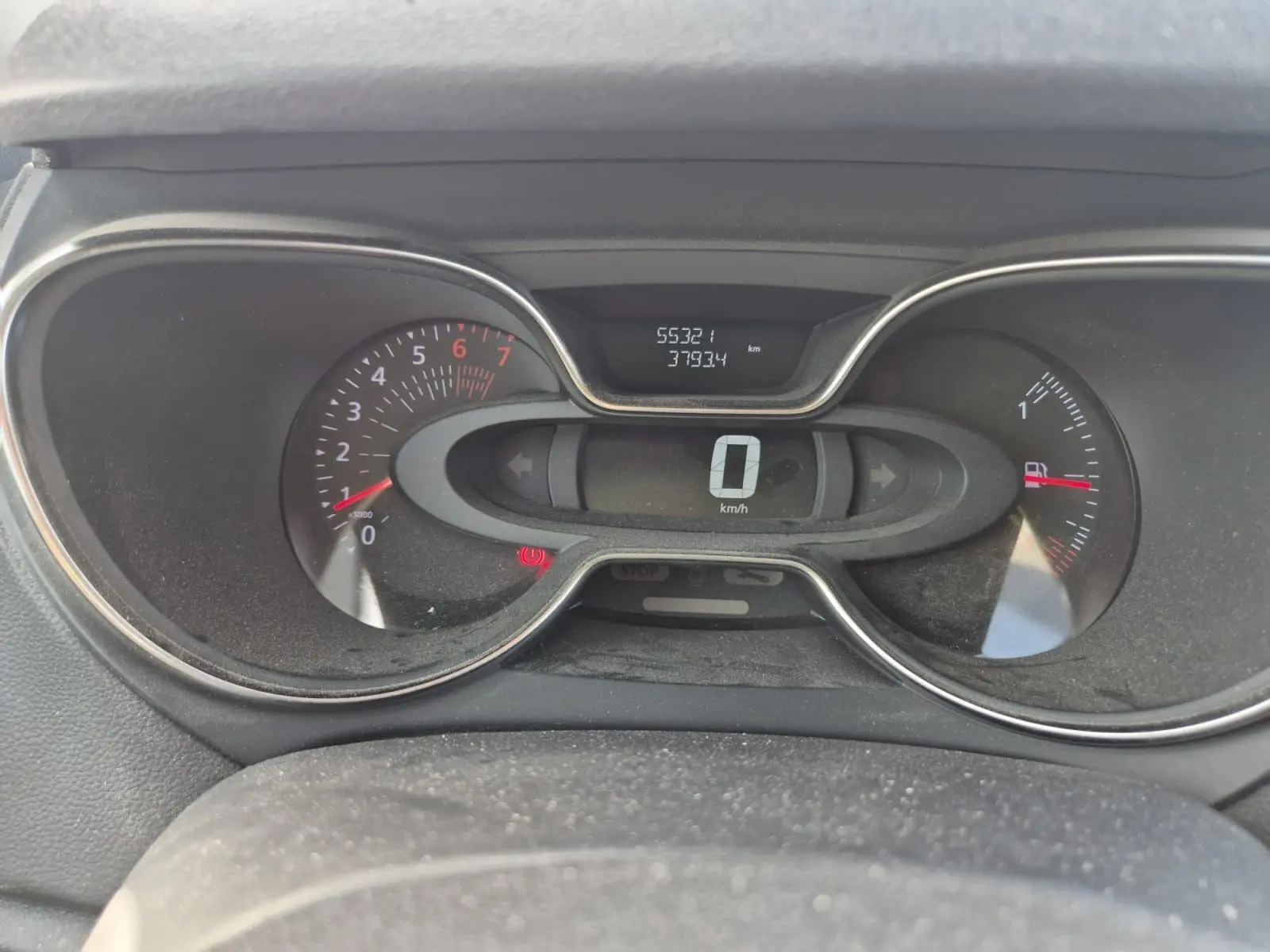 Vue rapprochée du tableau de bord du Renault Captur beige/marron 2018, affichant le compteur digital à zéro km/h.