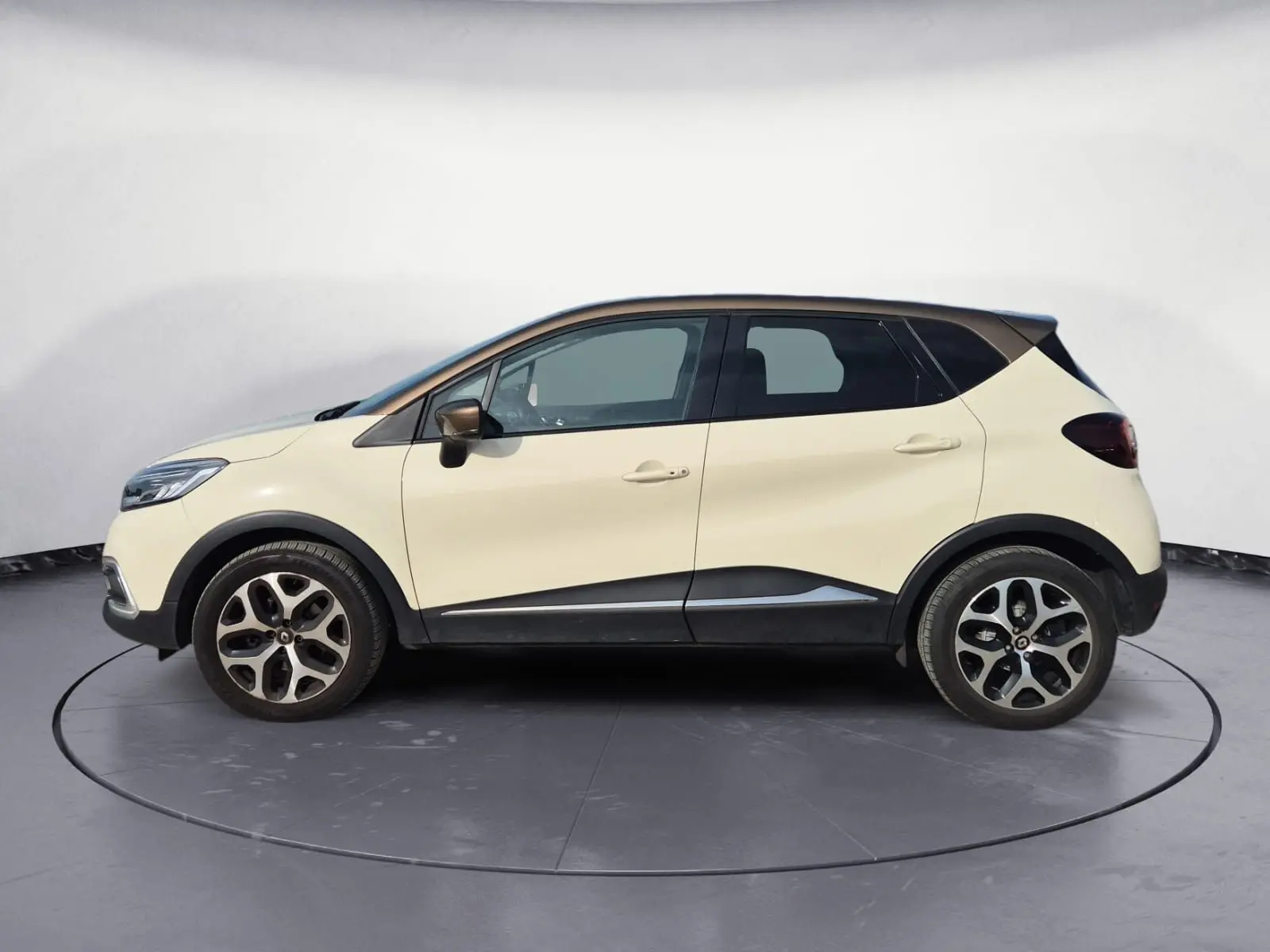 Renault Captur 1.2 TCE 120 Energy Iridium beige/marron vu de profil côté gauche avec jantes alliage 17 pouces.