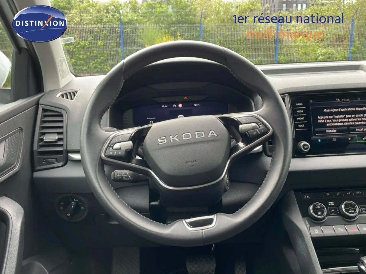 Vue rapprochée du volant noir SKODA KAROQ 2025 avec commandes intégrées et tableau de bord digital.