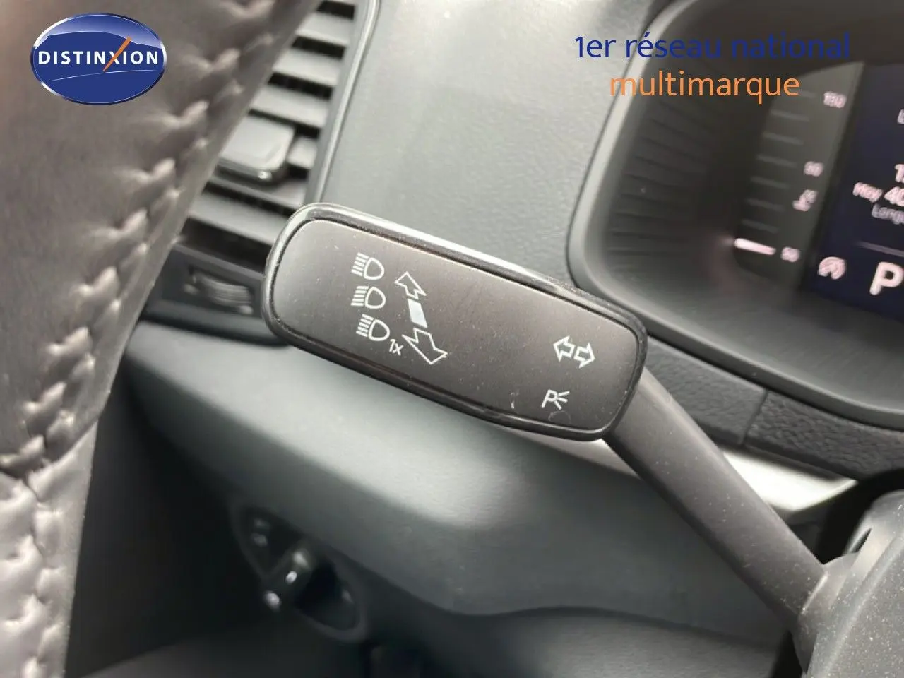 Gros plan sur la manette de clignotant noire dans l'habitacle d'un Skoda Karoq blanc glacier 2025.