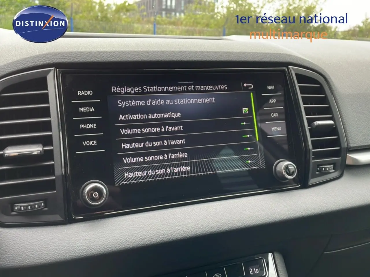 Écran central tactile du tableau de bord du Skoda Karoq 2025 montrant les réglages d'aide au stationnement.