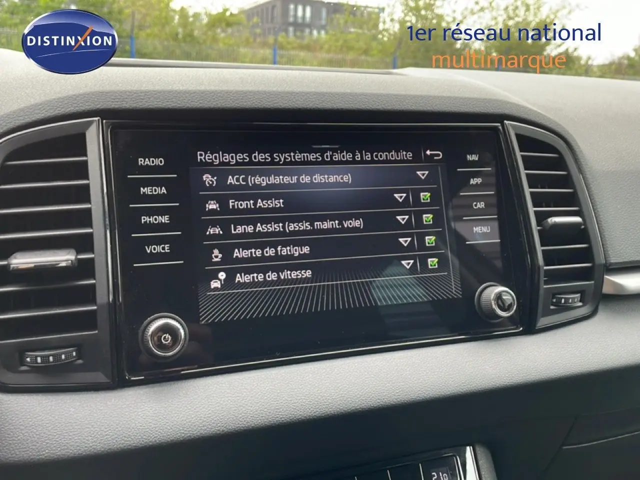 Écran central du tableau de bord du Skoda Karoq 2025 montrant les réglages des aides à la conduite.
