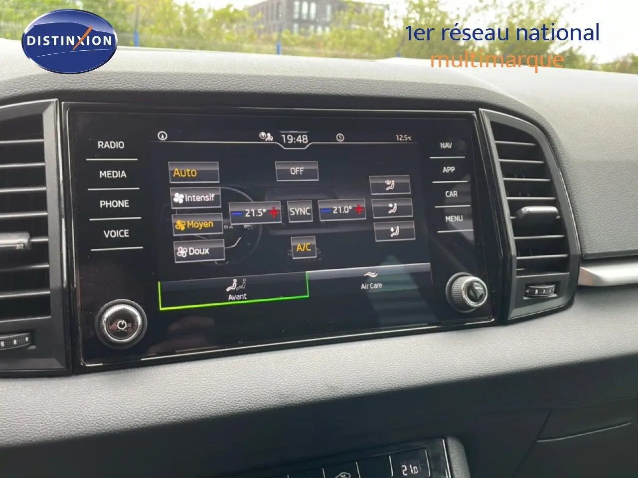 Écran tactile central de la Skoda Karoq 2025 montrant les réglages de climatisation, avec tableau de bord noir.