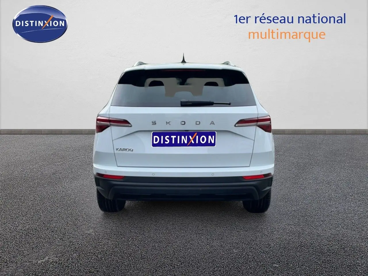 Vue arrière d'un Skoda Karoq blanc glacier 2025 avec feux LED et logo distinctif sur fond neutre.