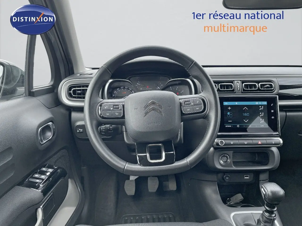 Intérieur de la Citroën C3 2021, vue frontale du volant et tableau de bord avec écran tactile et commandes au volant.