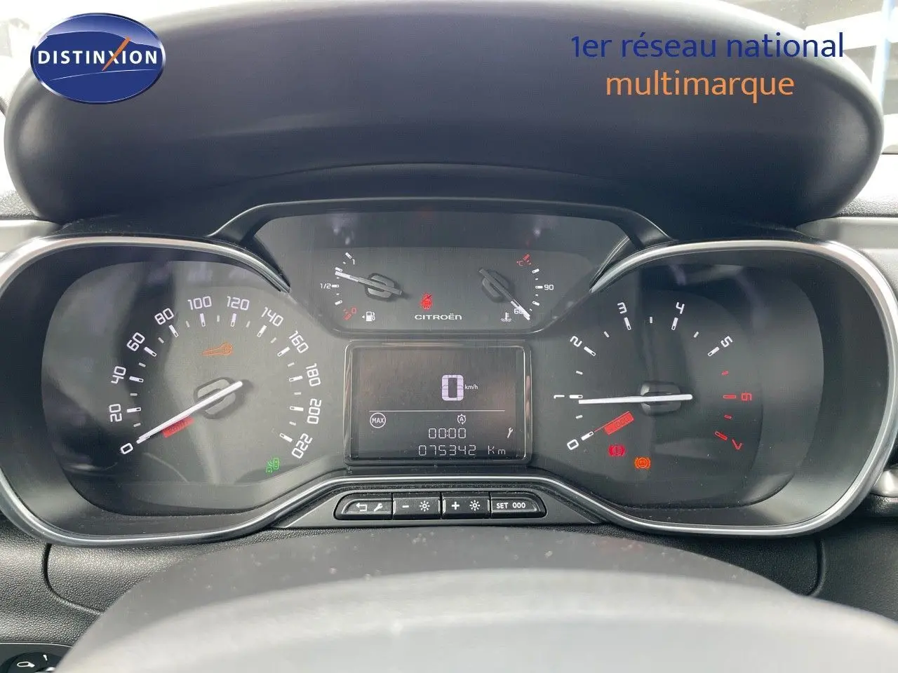 Vue rapprochée du tableau de bord de la Citroën C3 gris Artense 2021, affichant les compteurs et l'écran digital.