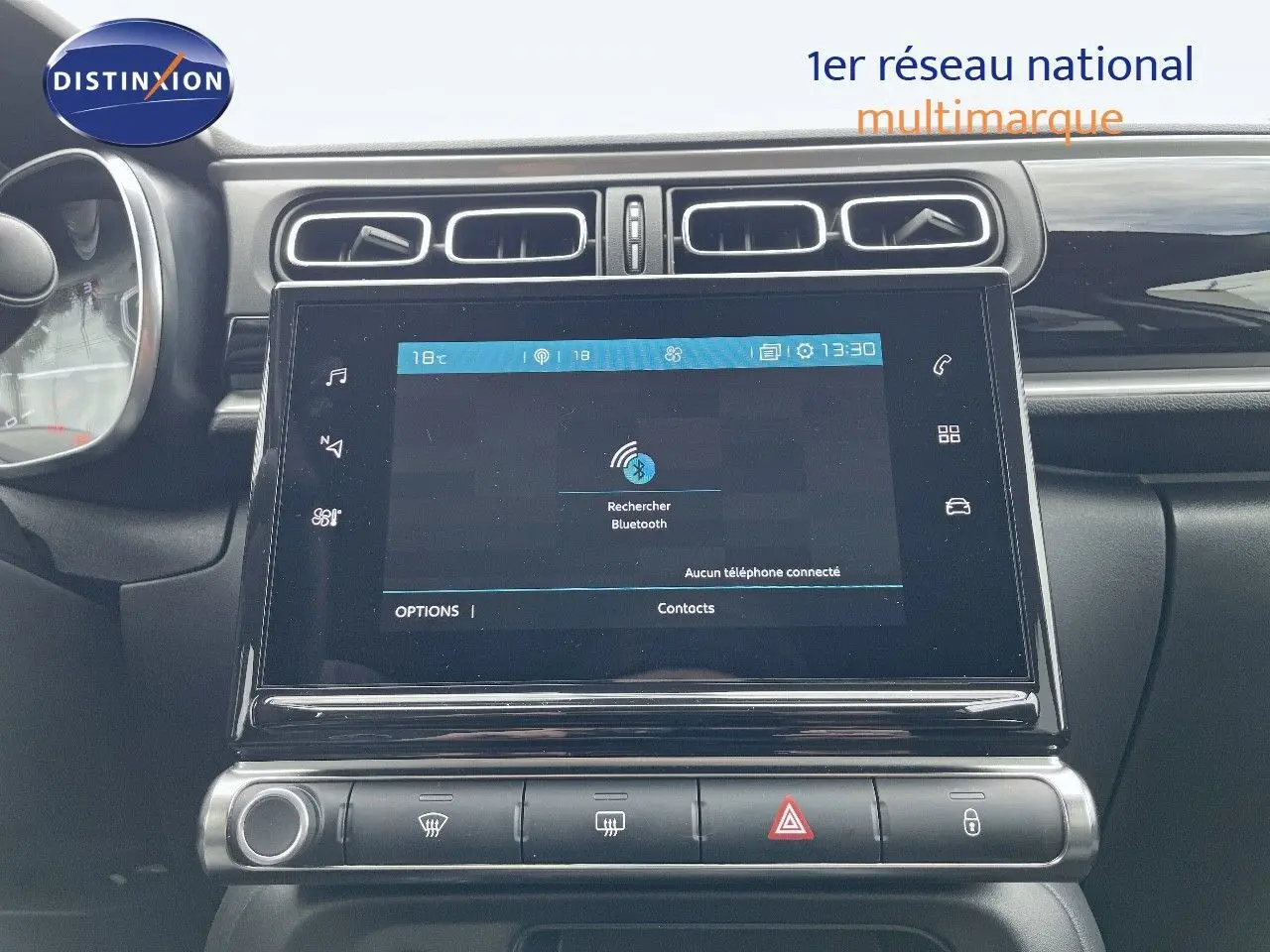 Tableau de bord de Citroën C3 2021 avec écran tactile central et commandes de climatisation visibles en gros plan.