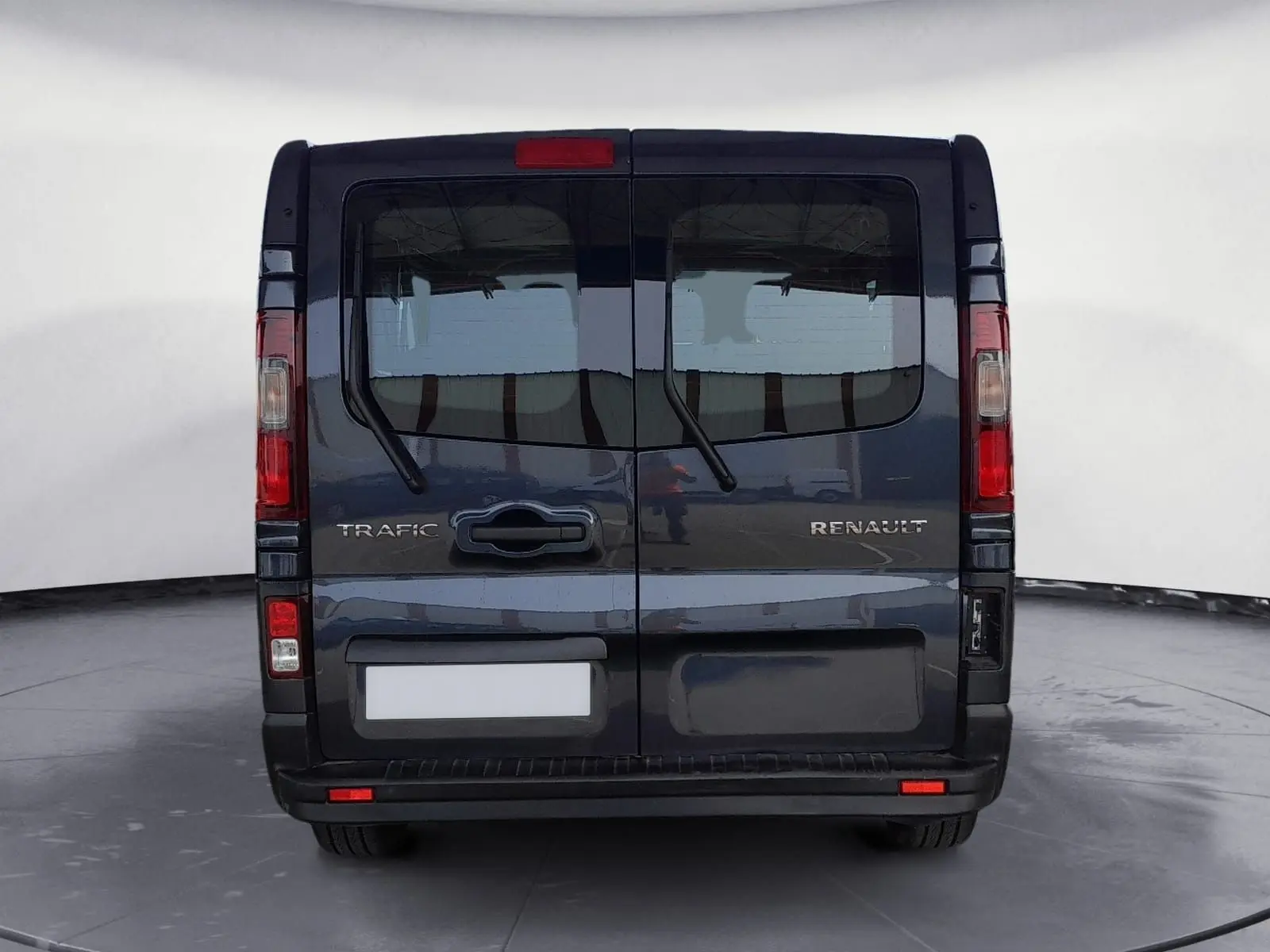 Vue arrière du Renault Trafic Combi gris foncé métal 2023 avec portes battantes et essuie-glaces arrière.