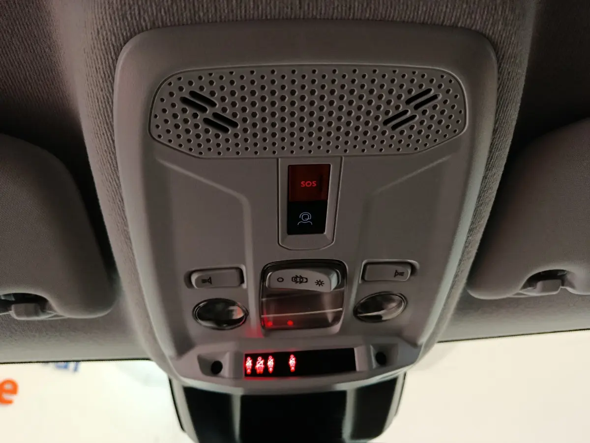 Plafonnier intérieur avec bouton SOS et éclairage, vue du toit d'une Peugeot 208 gris clair 2025 PureTech Allure