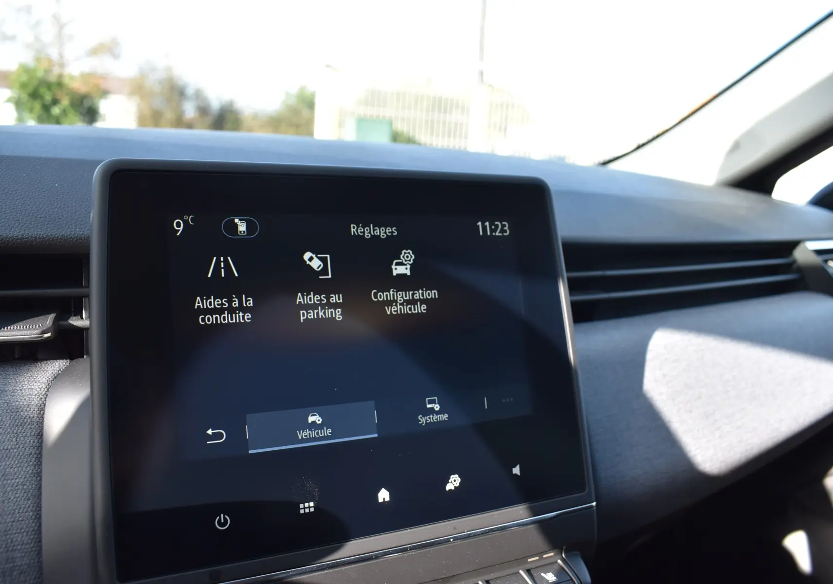 Écran tactile central de la Renault Clio V noir montrant le menu des réglages d’aides à la conduite et parking.
