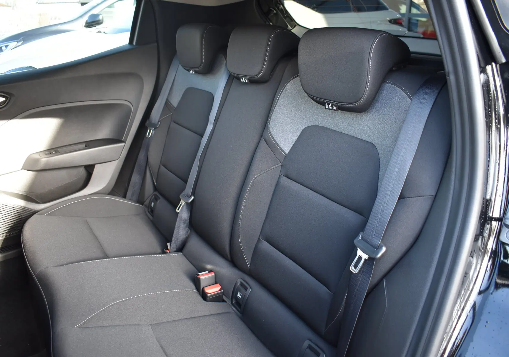 Vue intérieure côté gauche des sièges arrière noirs de la Renault Clio V TCE 90 CH Génération 2025 cinq portes.