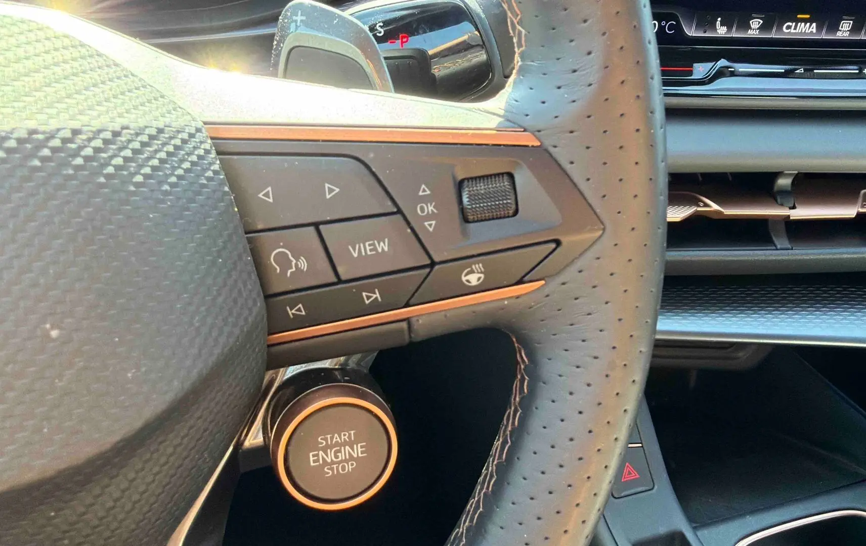 Gros plan sur le volant cuir perforé et les commandes multifonctions du CUPRA TERRAMAR 1.5 eHybrid 2025.