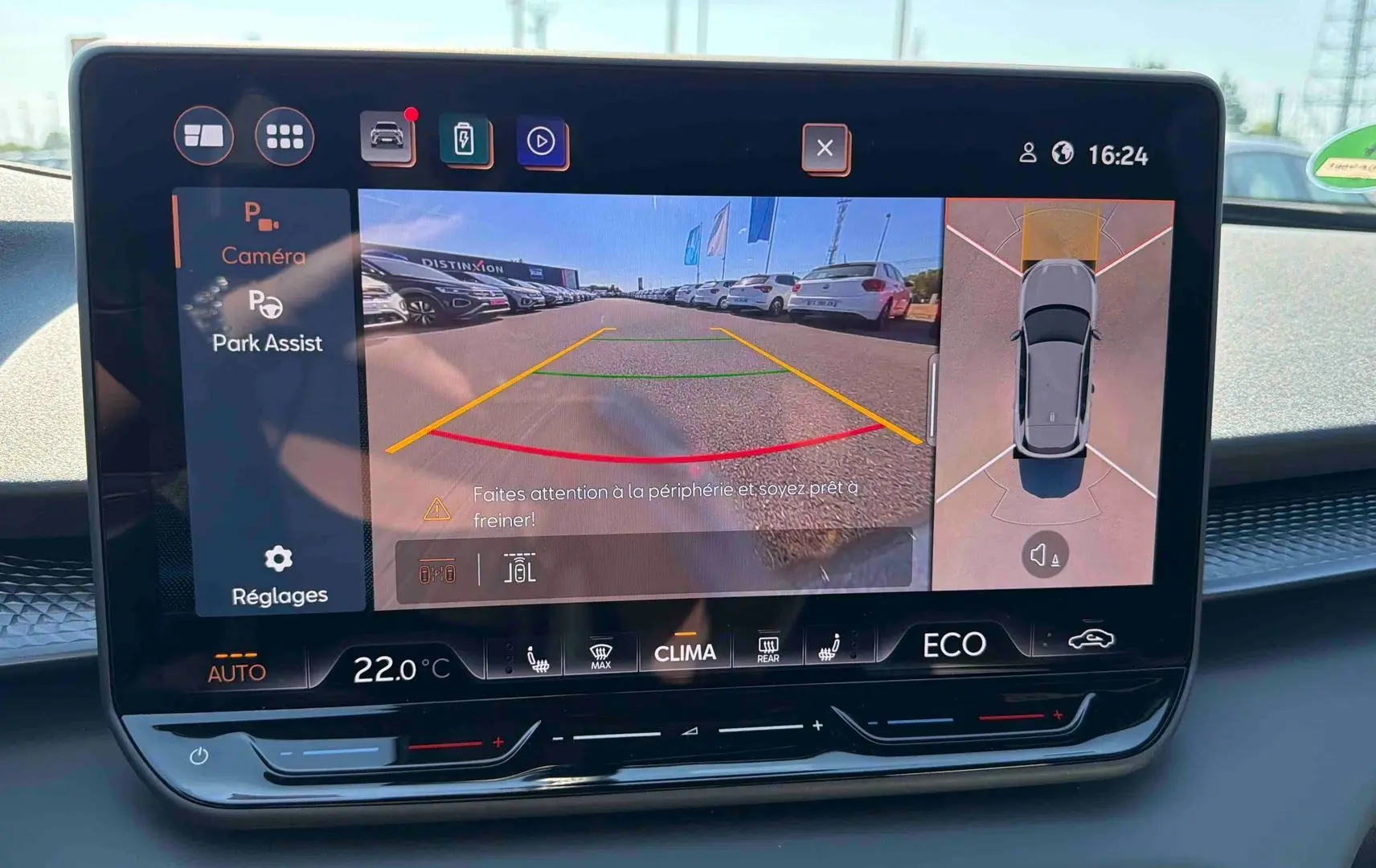 Écran tactile HD 12,9 pouces affichant la caméra de recul et l'aide au stationnement du CUPRA Terramar gris 2025.