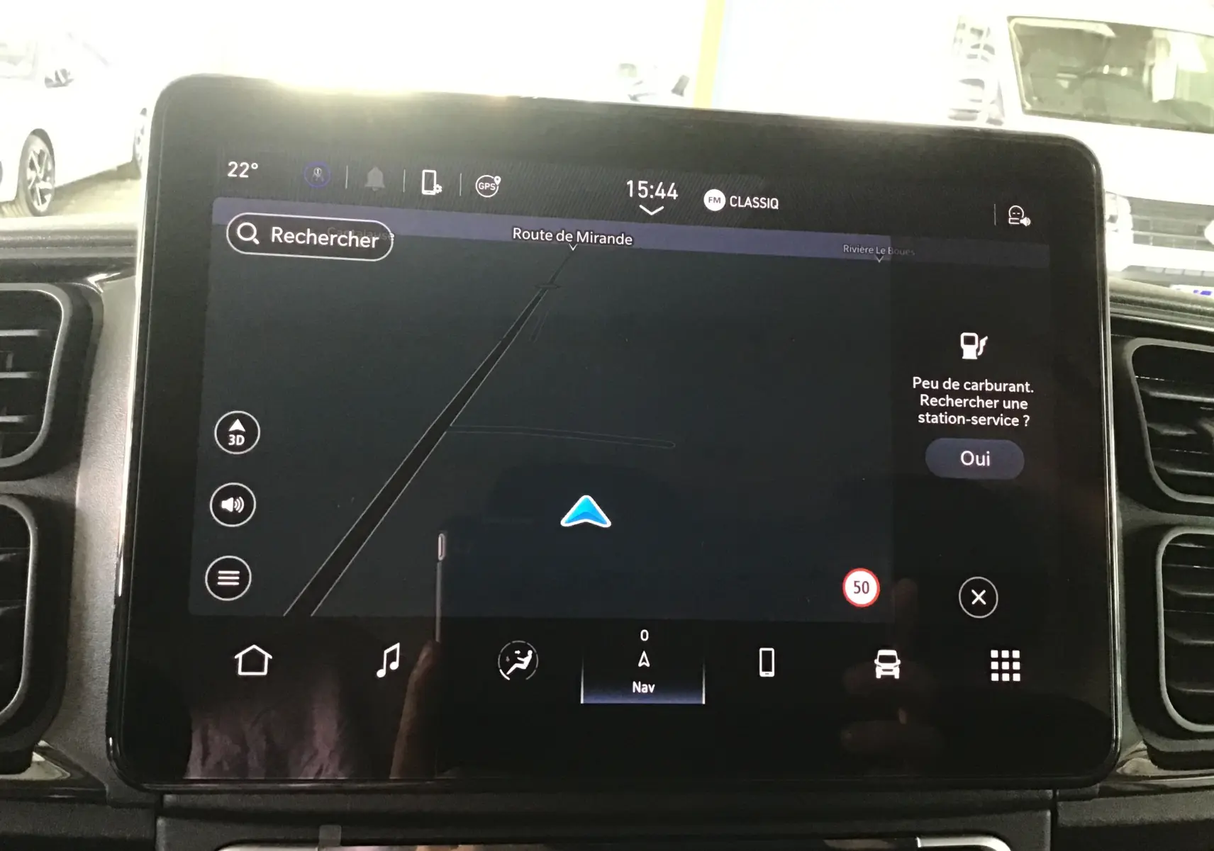 Écran tactile central du Peugeot Boxer Fourgon blanc 2025 affichant la navigation GPS et alertes carburant.