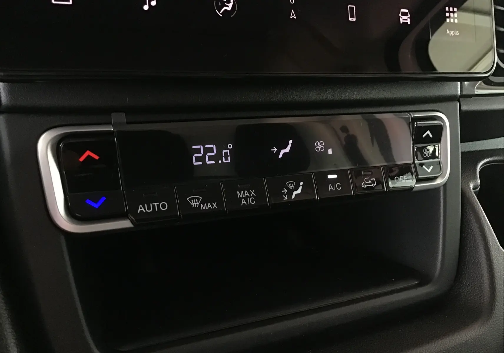 Panneau de commande de climatisation digitale affichant 22°C dans l'habitacle du Peugeot Boxer Fourgon blanc 2025.