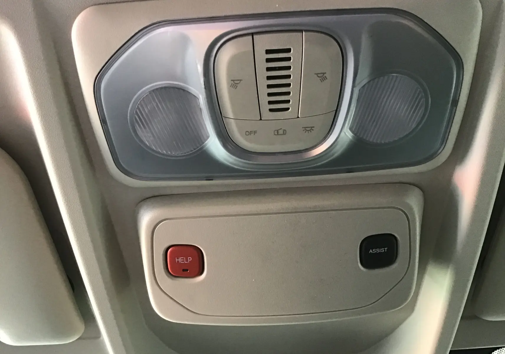 Vue intérieure du plafonnier du Peugeot Boxer Fourgon blanc 2025 avec boutons HELP et ASSIST intégrés.