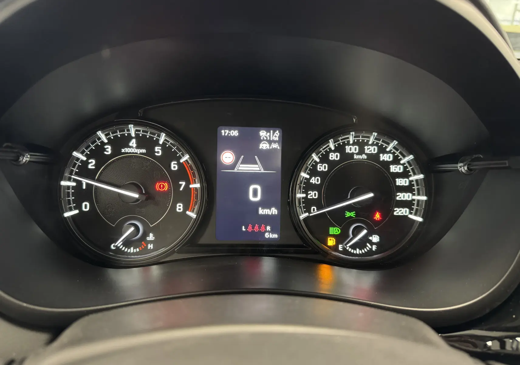 Vue rapprochée du tableau de bord du Suzuki S-Cross 1.4 hybride 2025, affichant compte-tours, vitesse et voyants allumés.