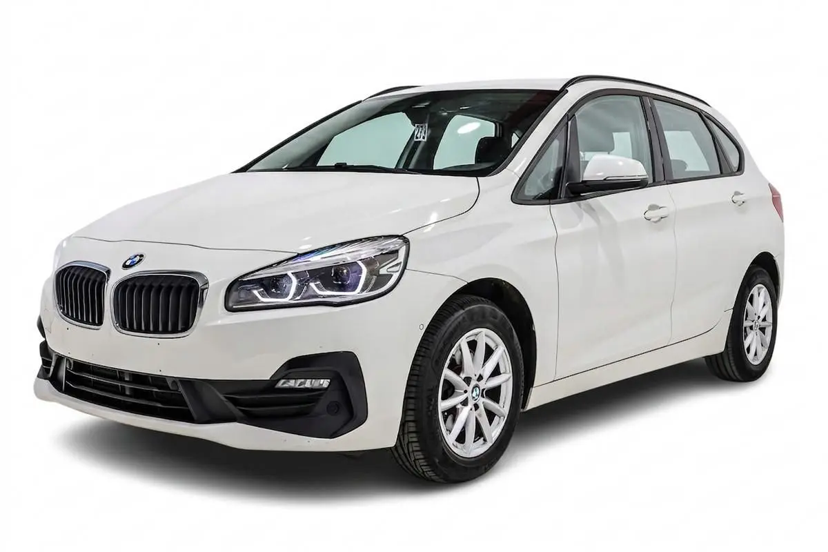 BMW Série 2 Active Tourer 216d blanc vue 3/4 avant droit avec phares LED et jantes alliage blanc.