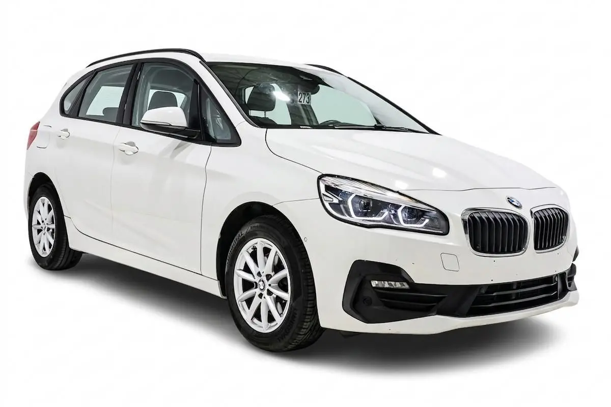 BMW Série 2 Active Tourer 216d blanc vue 3/4 avant avec phares LED et jantes alliage blanches.