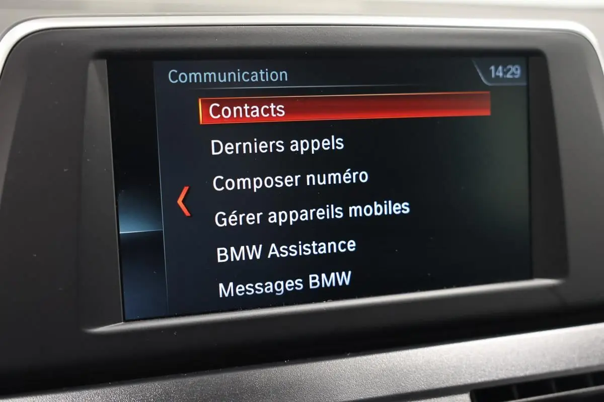 Écran central du système de communication BMW Série 2 Active Tourer 216d affichant le menu Contacts en intérieur.