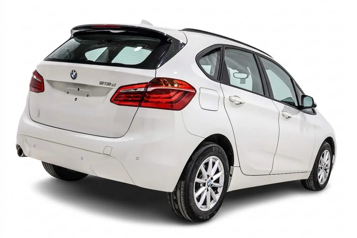 Vue 3/4 arrière droite d'une BMW Série 2 Active Tourer 216d blanche avec feux arrière LED et jantes alliage.