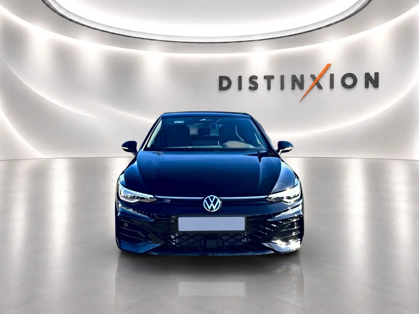 Vue de face d'une Volkswagen Golf noire 2026 R-Line avec phares LED et logo VW bien visible sur fond blanc lumineux.