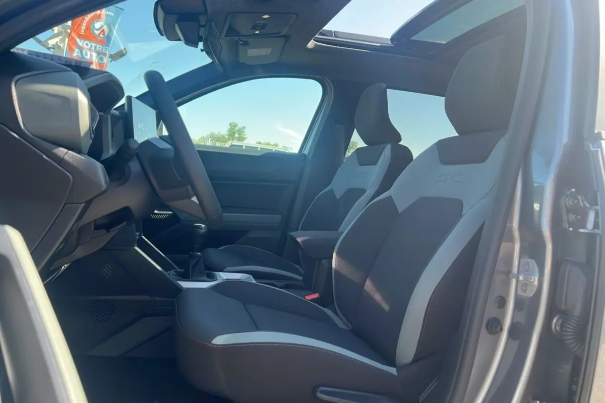 Intérieur du DACIA BIGSTER 2025 TCE 130 4X4 Extreme Plus en gris schiste, vue côté gauche sur les sièges avant et le volant.