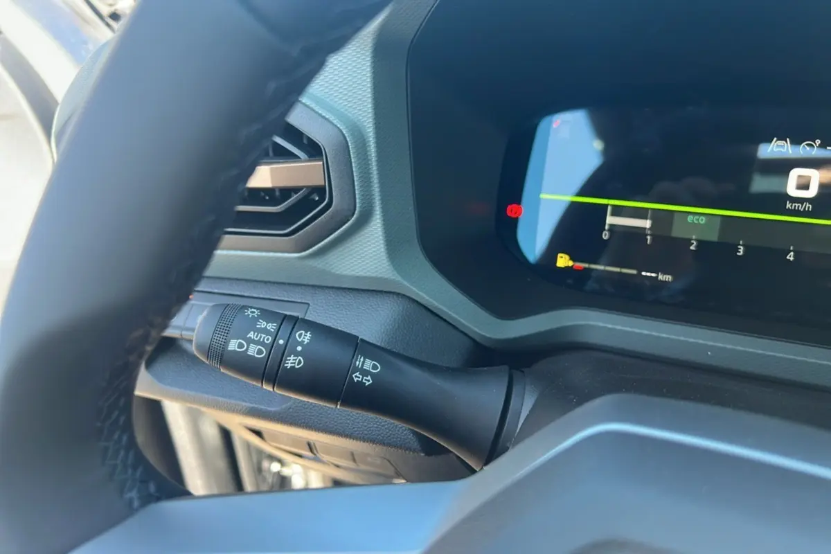 Gros plan sur le combiné d'instruments et la commande des phares du tableau de bord du Dacia Bigster gris schiste 2025.