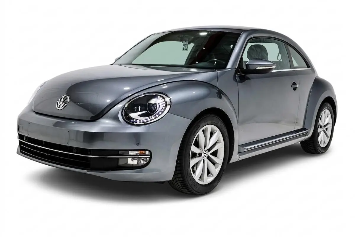 Volkswagen Coccinelle gris métallisé vue 3/4 avant droit avec phares LED et jantes alliage 16 pouces.