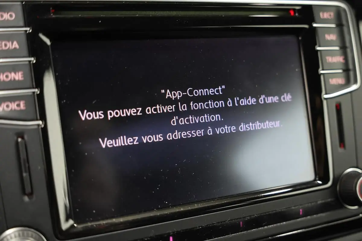 Écran central du système GPS Volkswagen affichant un message d'activation App-Connect, entouré de boutons noirs.