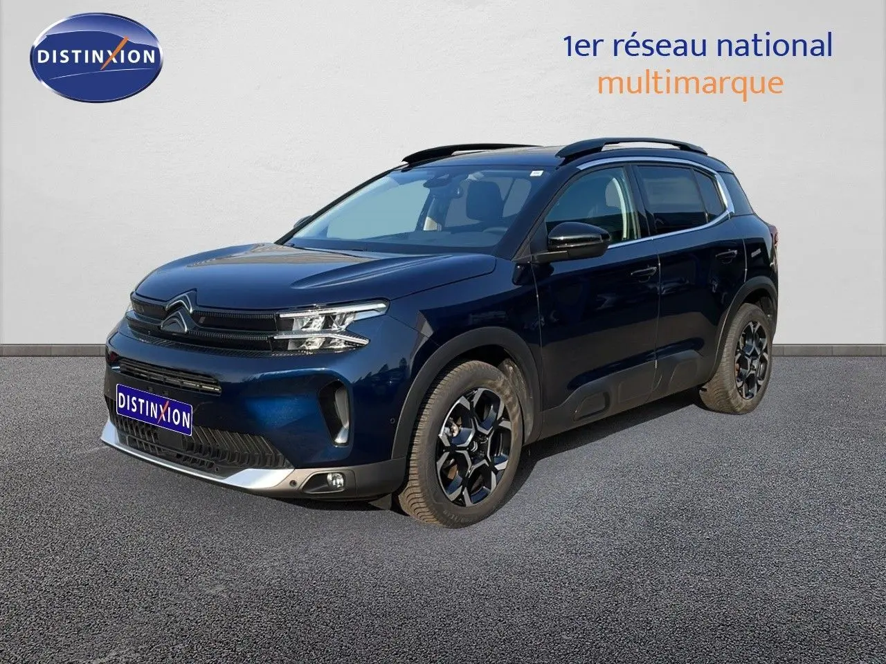 Vue 3/4 avant droit d'un Citroën C5 Aircross 2025 bleu Eclipse Metal avec jantes noires et détails argentés.