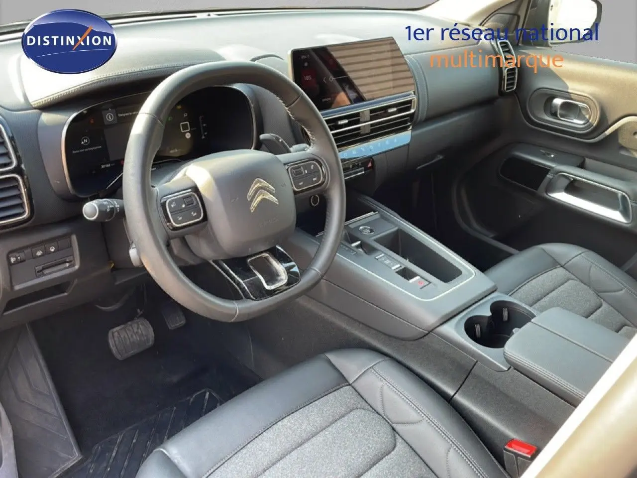 Intérieur noir de la Citroën C5 Aircross 2025, vue côté conducteur avec tableau de bord digital et console centrale moderne.
