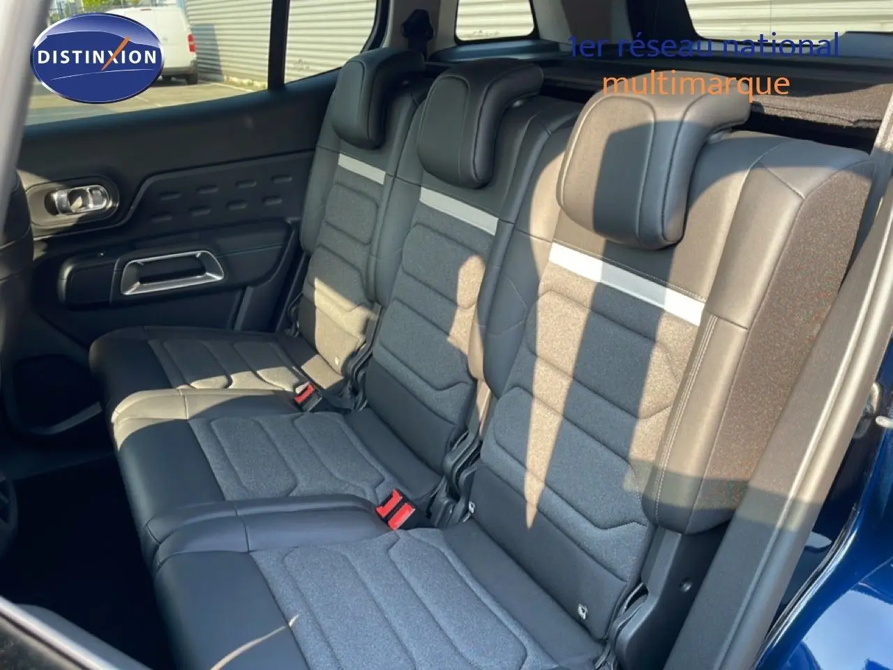Vue latérale des sièges arrière en tissu gris et cuir noir du Citroën C5 Aircross Bleu Eclipse Metal, avec appuie-têtes intégrés.