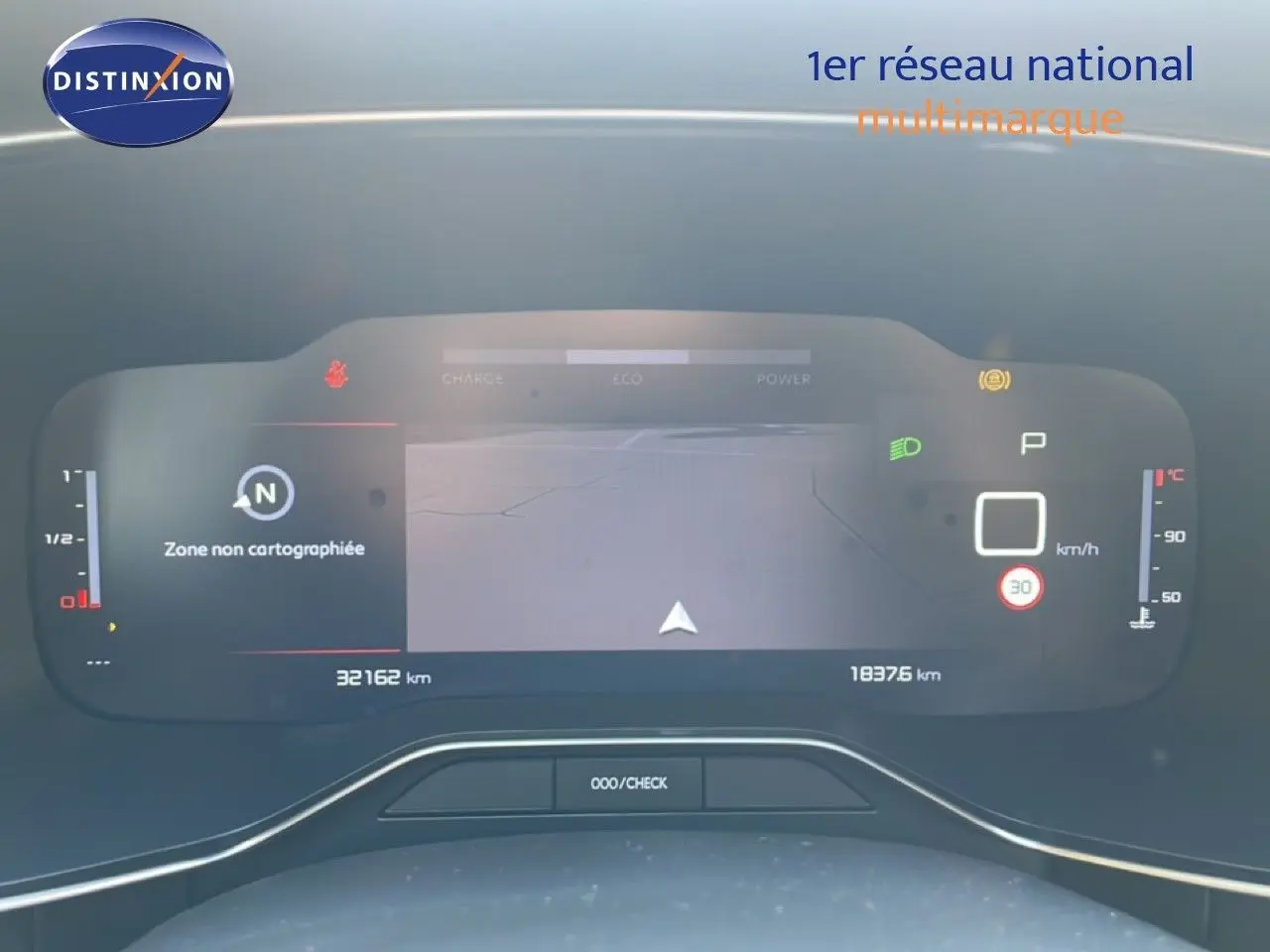 Tableau de bord numérique de Citroën C5 Aircross bleu Eclipse Metal, affichant la navigation et les indicateurs de vitesse et température.