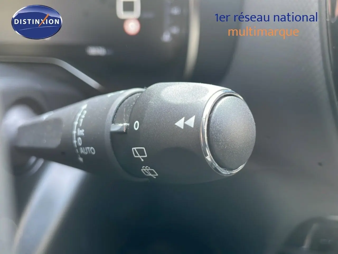 Gros plan sur la manette de commande des essuie-glaces dans l’habitacle du Citroën C5 Aircross bleu Eclipse Metal.