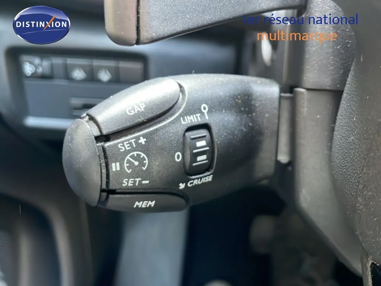 Gros plan sur la commande de régulateur de vitesse du Citroën C5 Aircross 2025, intérieur noir.