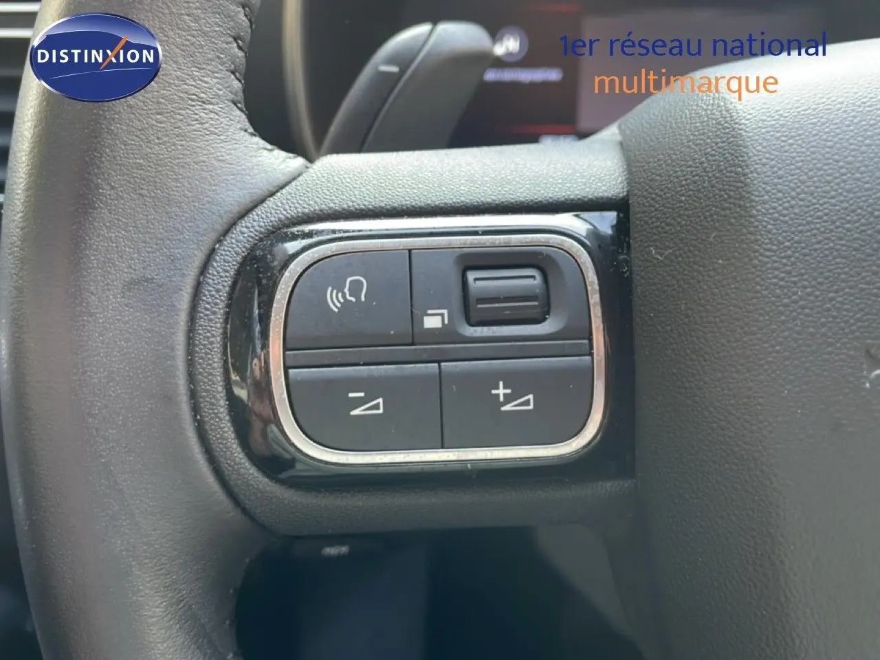 Gros plan sur les commandes audio au volant d’un Citroën C5 Aircross 2025, finition noire, sans vue extérieure.