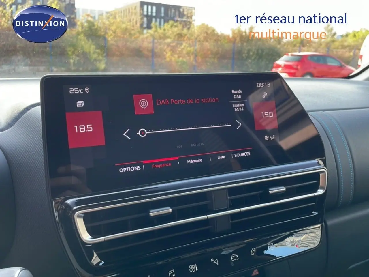 Vue intérieure centrée sur l’écran tactile et la console centrale du Citroën C5 Aircross 2025, finition bleu Eclipse métal.